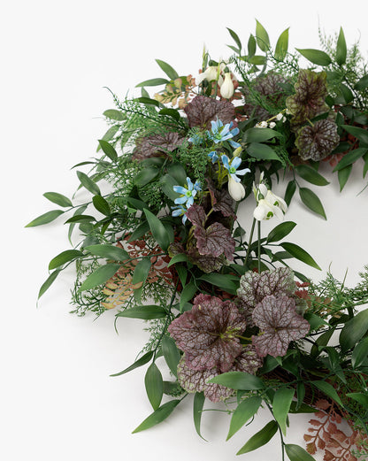 Couronne de fougères artificielles et de bégonias